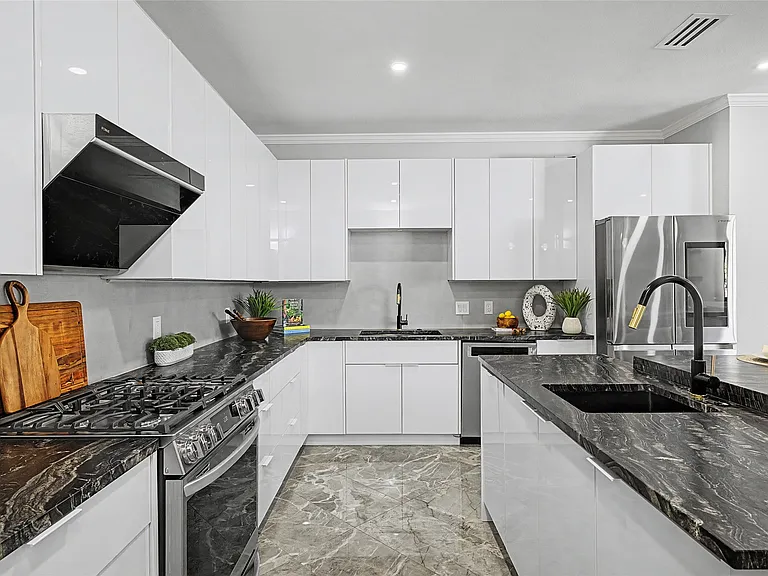 McKinney kitchen by UHS Remodeling